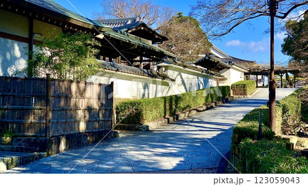 岡崎城二の丸能楽堂に続く石畳の坂道〈岡崎城公園/愛知県岡崎市〉 123059043