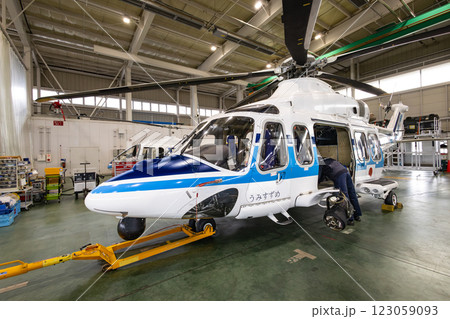 海上保安庁仙台航空基地　海を守る哨戒準備する回転翼航空機 123059093
