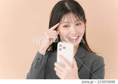 インカメラでメイクチェックをする女性 123059098