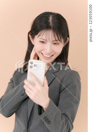 インカメラでメイクチェックをする女性 インカメラでメイクチェックをする女性 123059100