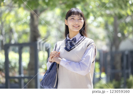 女子高生のポートレート 123059160