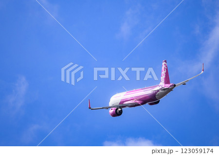 仙台国際空港を離陸した飛行機 123059174