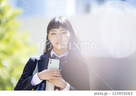 スマホを持っている女子高生 スマホを持っている女子高生 123059263