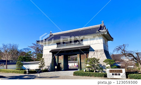 青空に映える岡崎城大手門〈岡崎城公園/愛知県岡崎市〉 青空に映える岡崎城大手門〈岡崎城公園/愛知県岡崎市〉 123059300