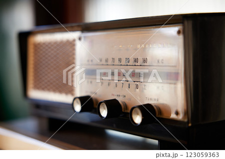 洋館にある古いラジオから音楽が流れている 123059363