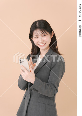 スマホを持つスーツの女性 123059383