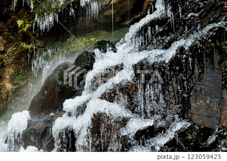 凍った滝の岩場を流れる水 凍った滝の岩場を流れる水 123059425