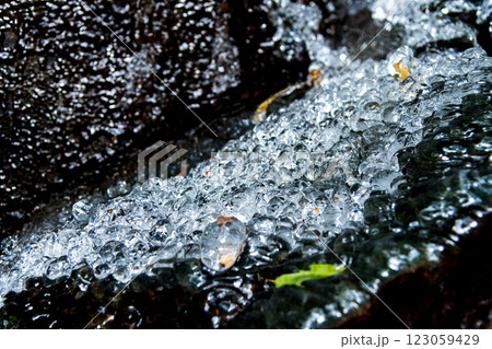 天然の氷の粒 123059429