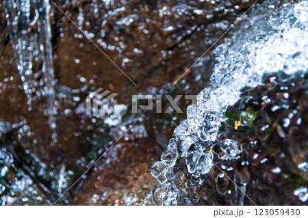 天然の氷の粒 123059430