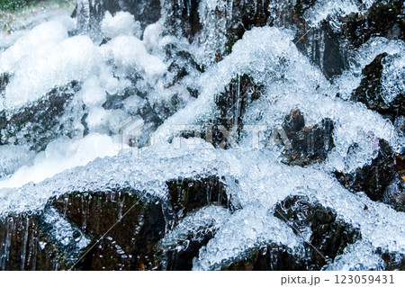 凍って止まった滝の流れ 123059431