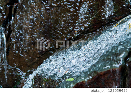 天然氷の粒 123059433
