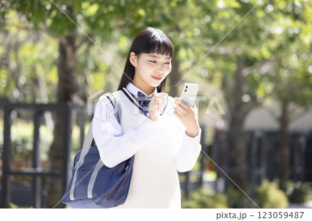 スマホを見ている女子高生 123059487