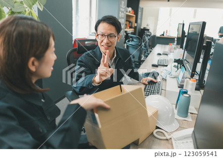 工場事務　物流事務　製造事務　運送事務　現場事務 123059541