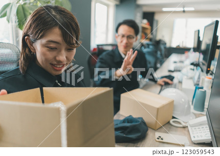 工場事務　物流事務　製造事務　運送事務　現場事務 123059543