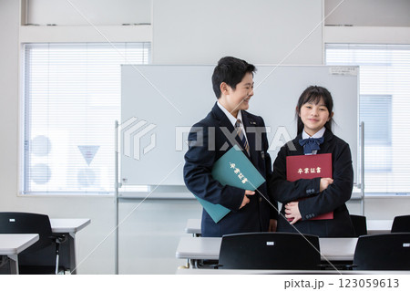 卒業証書を持った笑顔の学生 卒業証書を持った笑顔の学生 123059613