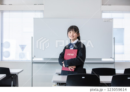 卒業証書を持った笑顔の学生 卒業証書を持った笑顔の学生 123059614