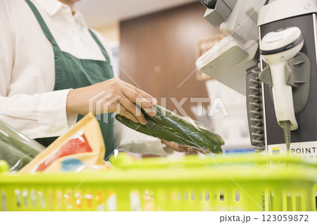 レジで商品をスキャンする女性従業員 123059872