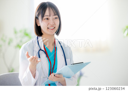 診察をする女性医師 診察をする女性医師 123060234