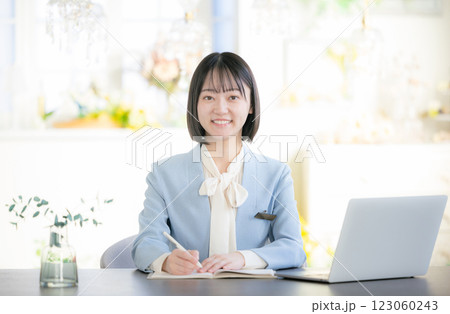受付をしている女性 ビジネスイメージ 受付をしている女性 ビジネスイメージ 123060243