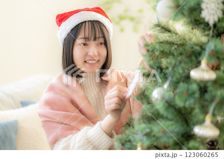 クリスマスツリーの飾り付けをする女の子 クリスマスツリーの飾り付けをする女の子 123060265