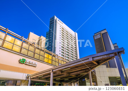 日本の横浜都市景観 桜木町駅 南改札(西口)などを望む。野毛ちかみち側…=13日 日本の横浜都市景観 桜木町駅 南改札(西口)などを望む。野毛ちかみち側…=13日 123060831