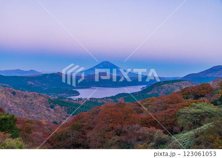 【神奈川県】秋の箱根大観山から望む富士山 夜明け 【神奈川県】秋の箱根大観山から望む富士山 夜明け 123061053