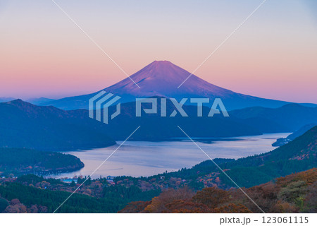 【神奈川県】秋の箱根大観山から望む富士山 夜明け 【神奈川県】秋の箱根大観山から望む富士山 夜明け 123061115