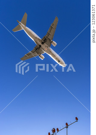 仙台国際空港に着陸する飛行機 123061371