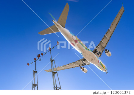 仙台国際空港に着陸する飛行機 123061372