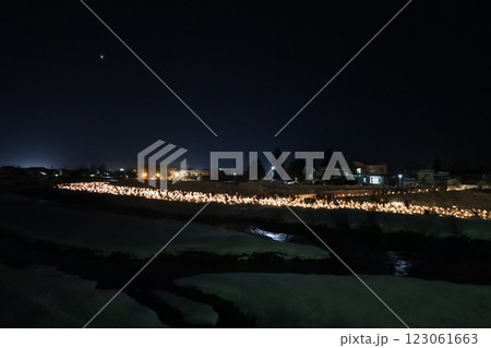 (日本の冬の風物詩・夜景) 蛇の先川原のミニかまくら群 (日本の冬の風物詩・夜景) 蛇の先川原のミニかまくら群 123061663