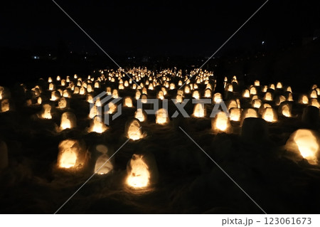 （秋田県横手の冬の風物詩）　蛇の崎河原のミニかまくら 123061673