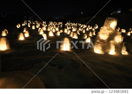 （横手の風物詩・冬の夜景）　蛇の崎河原のミニかまくら 123061681