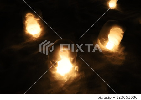 （秋田の風物詩・冬の夜景）　蛇の崎河原のミニかまくら＜横手の雪まつり＞ 123061686