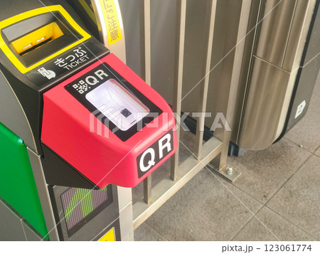 自動改札機のQRコードリーダー 123061774