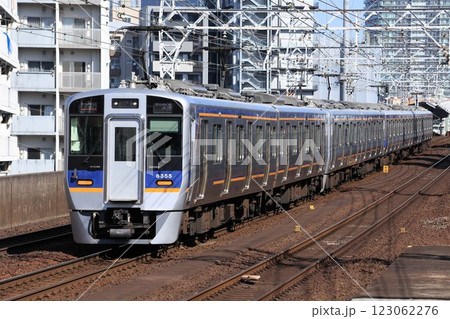 【南海】8300系 空港急行（南海本線：新今宮〜天下茶屋） 123062276