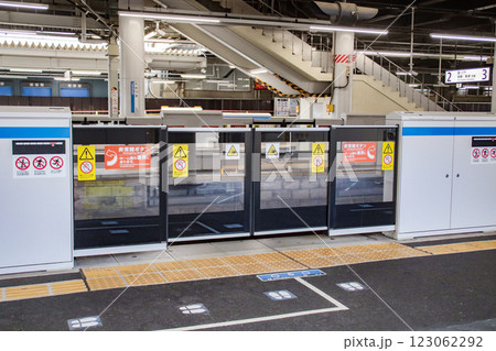 在来線・駅のホームドア 在来線・駅のホームドア 123062292