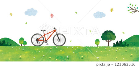 赤い自転車と緑の草原の風景 123062316
