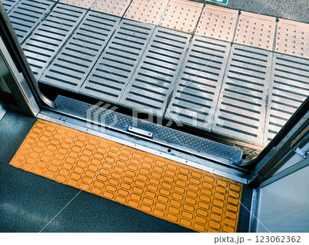 停車してドアが開いた電車と駅ホームの隙間 123062362