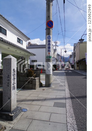 信州　松本市市街地　旧町名標識　「生安寺小路（しょうあんじこうじ）」近傍の光景 123062949