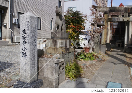 信州 松本市市街地 旧町名標識 「生安寺小路(しょうあんじこうじ)」近傍の光景 信州 松本市市街地 旧町名標識 「生安寺小路(しょうあんじこうじ)」近傍の光景 123062952