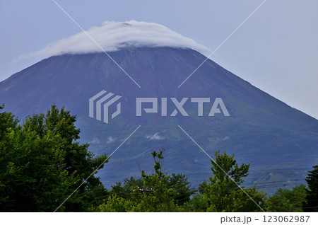 山梨県富士河口湖町　根場から望む雲被る夏の富士山 123062987