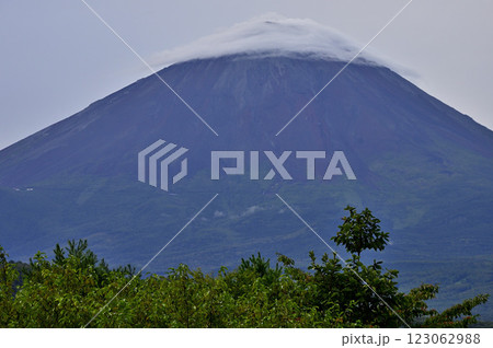 山梨県富士河口湖町 根場から望む雲被る夏の富士山 山梨県富士河口湖町 根場から望む雲被る夏の富士山 123062988
