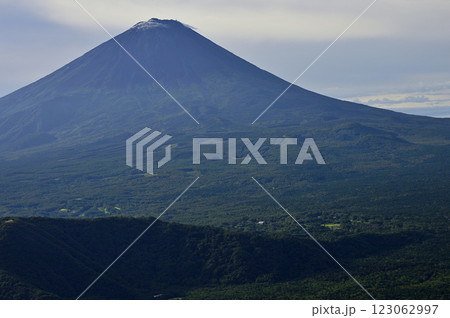 御坂山地の鍵掛より望む夏の富士山 123062997
