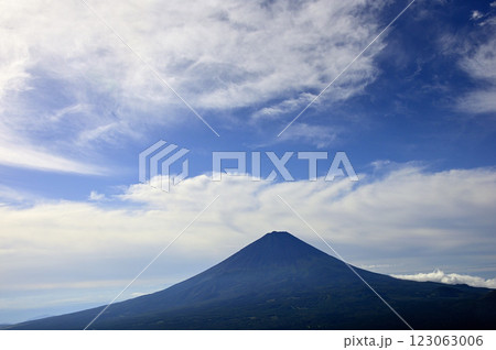 夏富士の頭上に雲広がる 御坂山地の鍵掛にて 夏富士の頭上に雲広がる 御坂山地の鍵掛にて 123063006