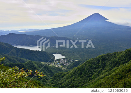 御坂山地の王岳から 夏の富士山と西湖と緑の山地を望む 御坂山地の王岳から 夏の富士山と西湖と緑の山地を望む 123063026