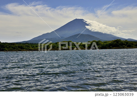 山梨県　精進湖の他手合浜より望む子抱き富士の景観　 123063039