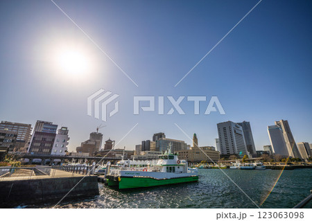 日本の横浜都市景観強風で(土煙に覆われた横浜の街や)滲む太陽、海面には美しい波紋…=13日 日本の横浜都市景観強風で(土煙に覆われた横浜の街や)滲む太陽、海面には美しい波紋…=13日 123063098
