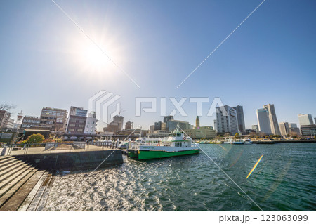 日本の横浜都市景観強風で（土煙に覆われた横浜の街や）滲む太陽、海面には美しい波紋…＝13日 123063099