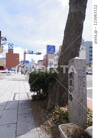 信州　松本市市街地　旧町名標識　「鍋屋小路（なべやこうじ）」近傍の光景 123063112