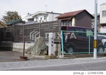 信州　松本市市街地　旧町名標識　「小池町（こいけまち）」近傍の光景 123063306